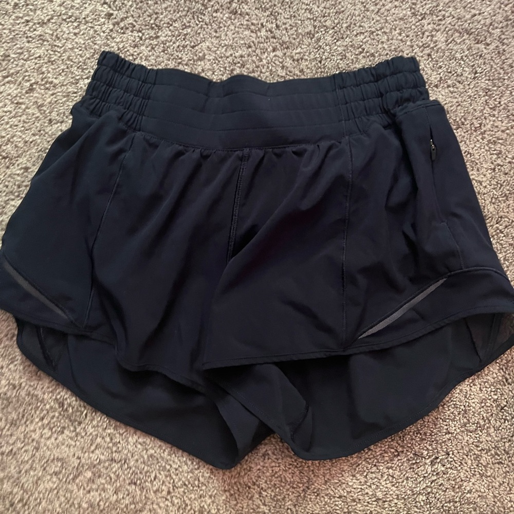 Lululemon HR 2.5in hotty hot short
